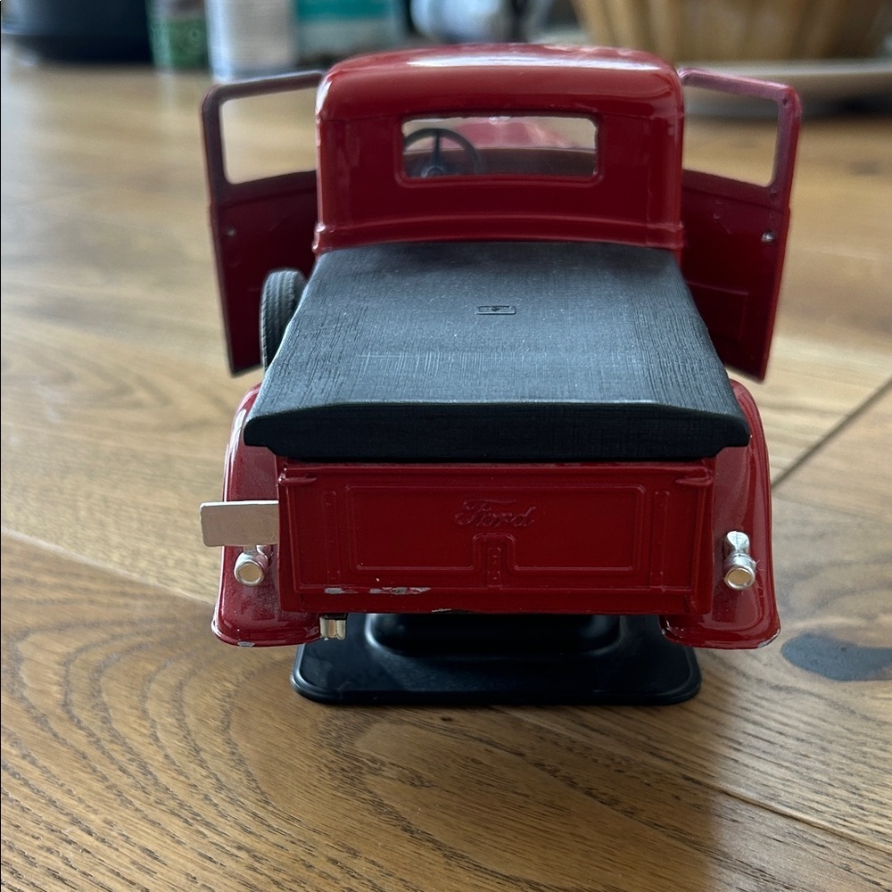 Vintage 1934 plate v8 Red Model FORD Truck - Picture 5 of 15